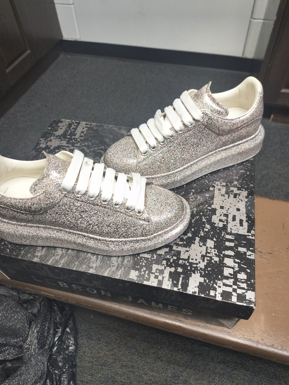 Alexander McQueen Holographic Glitter Platform Sneakers in Silver